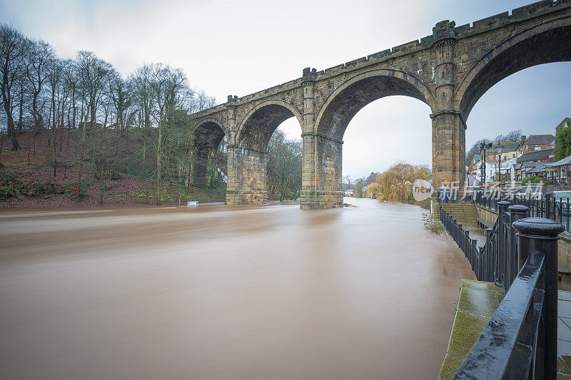 2015年12月，英国约克郡Nidd Knaresborough河被洪水淹没